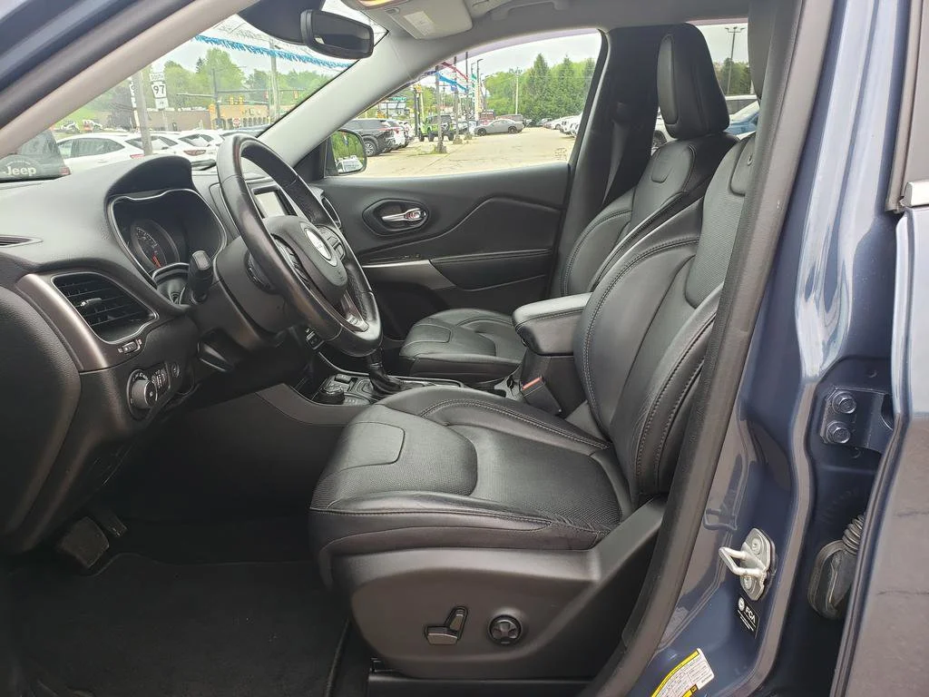 Certified Used 2021 Slate Blue Pearlcoat Jeep Latitude Lux image 10