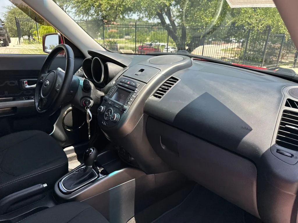 Used 2013 Red Kia Plus image 38