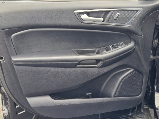 Used 2021 Black Ford SE image 18
