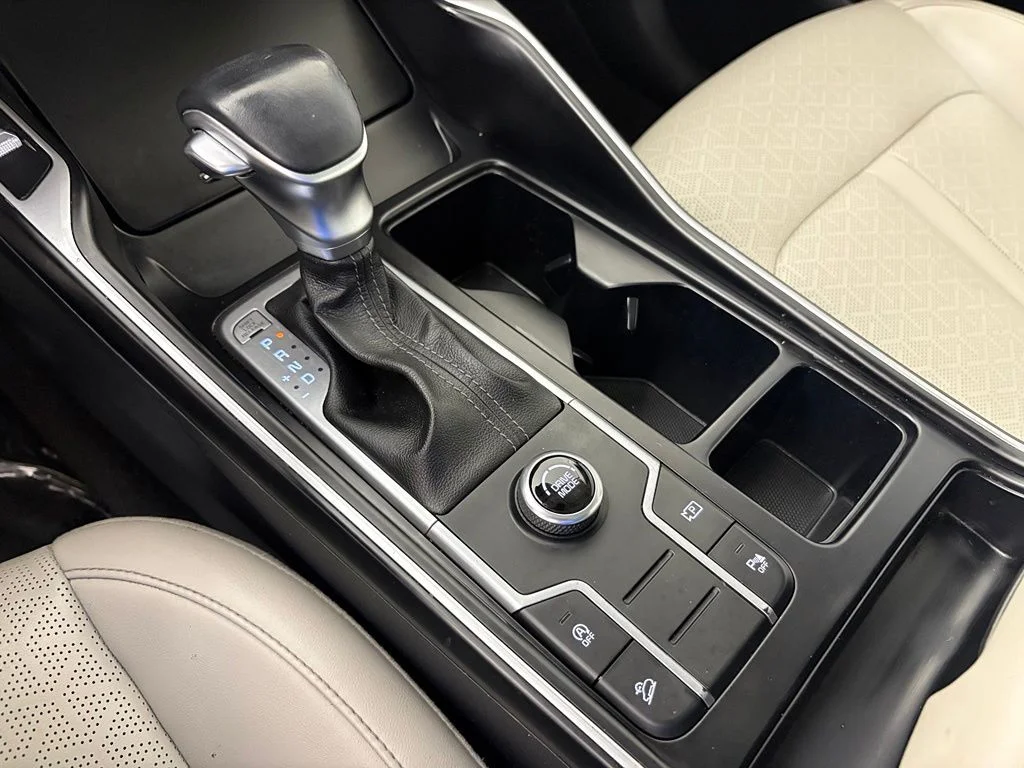 Used 2022 White Kia S image 32