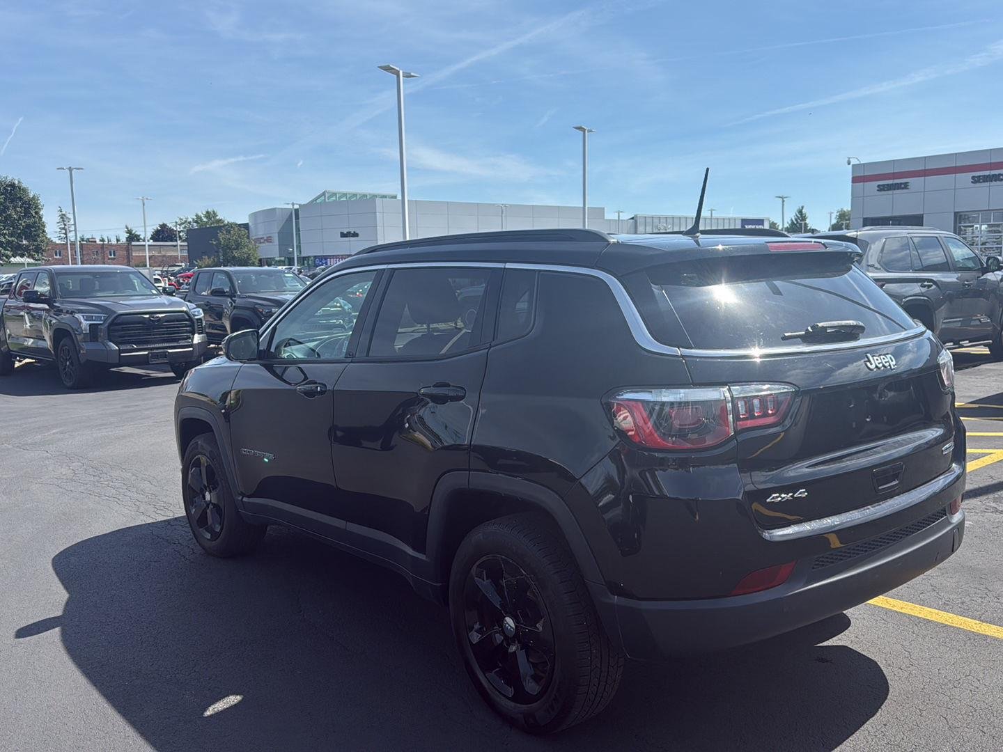 Used 2018 Diamond Black Crystal Pearlcoat Jeep Latitude image 5