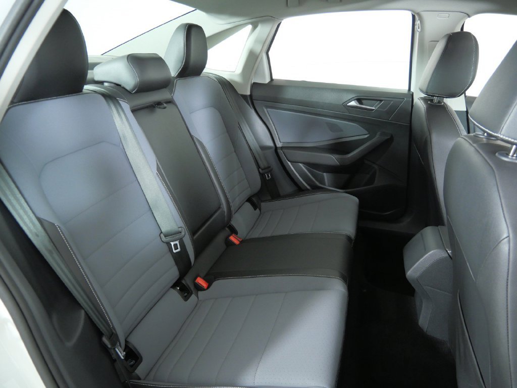 Used 2025 White Volkswagen 1.5T SE image 26
