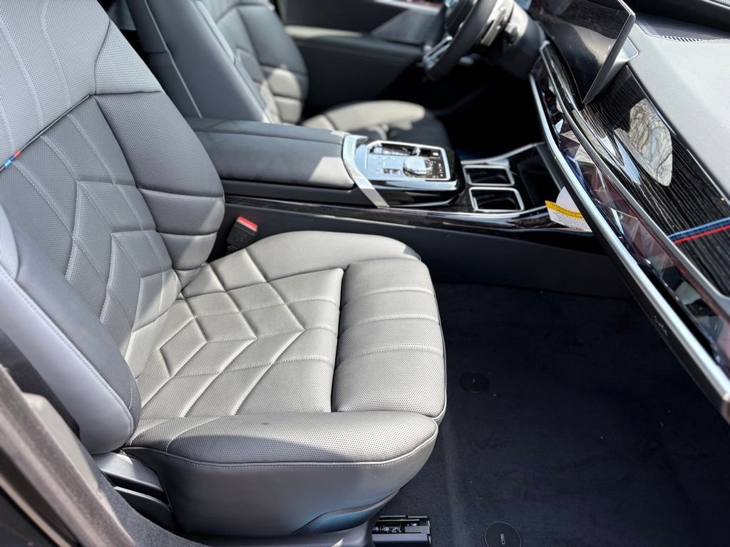 2025 BMW 7 Series 760i - Photo 23