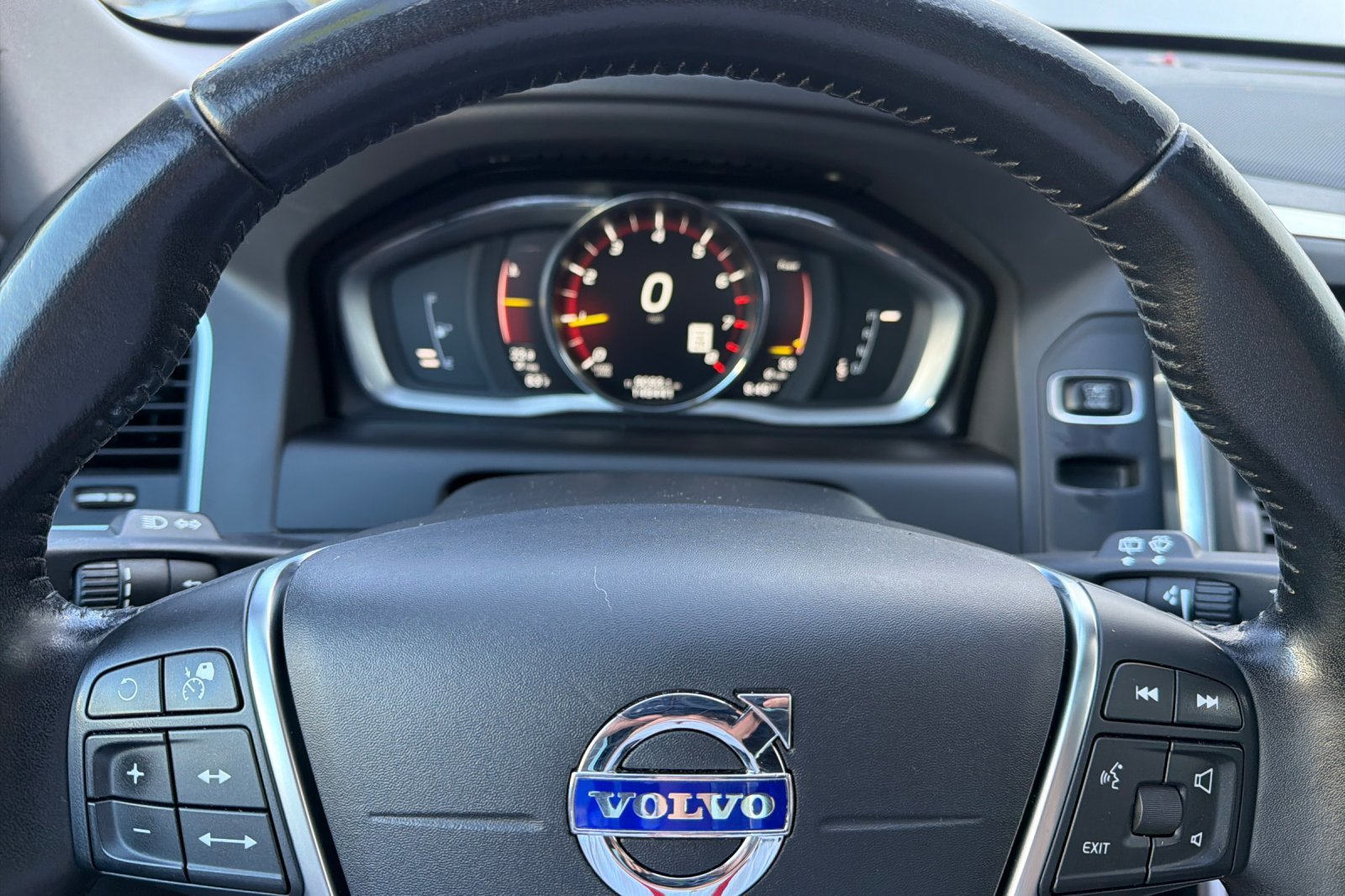 Used 2017 Silver Volvo Dynamic image 23