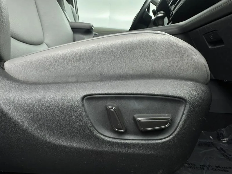 Used 2023  Toyota XLE Minivan 4D image 33