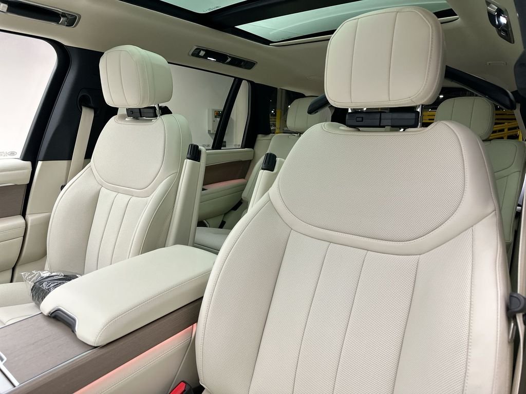 New 2026 Belgravia Green Land Rover SE image 18