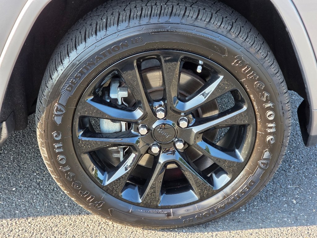 Used 2021 Billet Silver Metallic Clear Coat Jeep Laredo X image 4