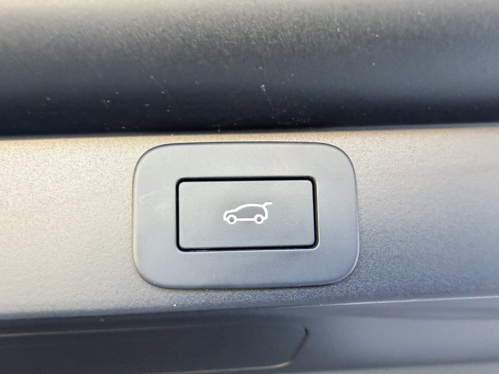 Used 2024 White Land Rover SV image 33