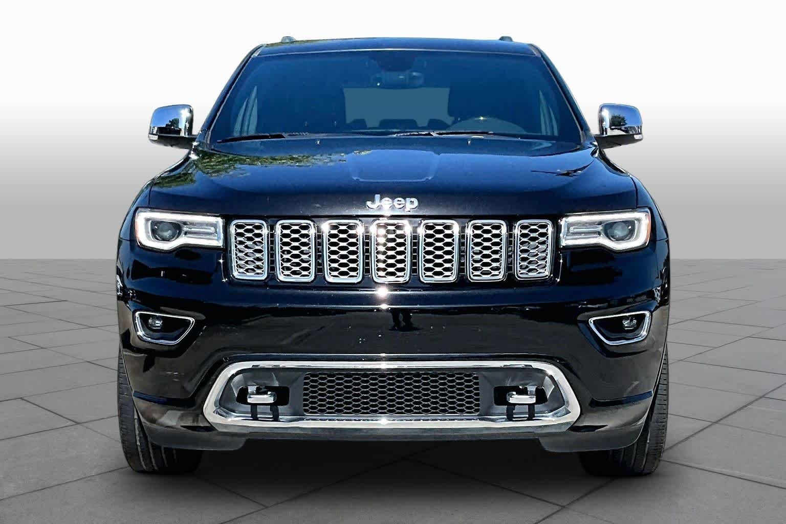 Used 2018 Diamond Black Crystal Pearlcoat Jeep Overland image 4