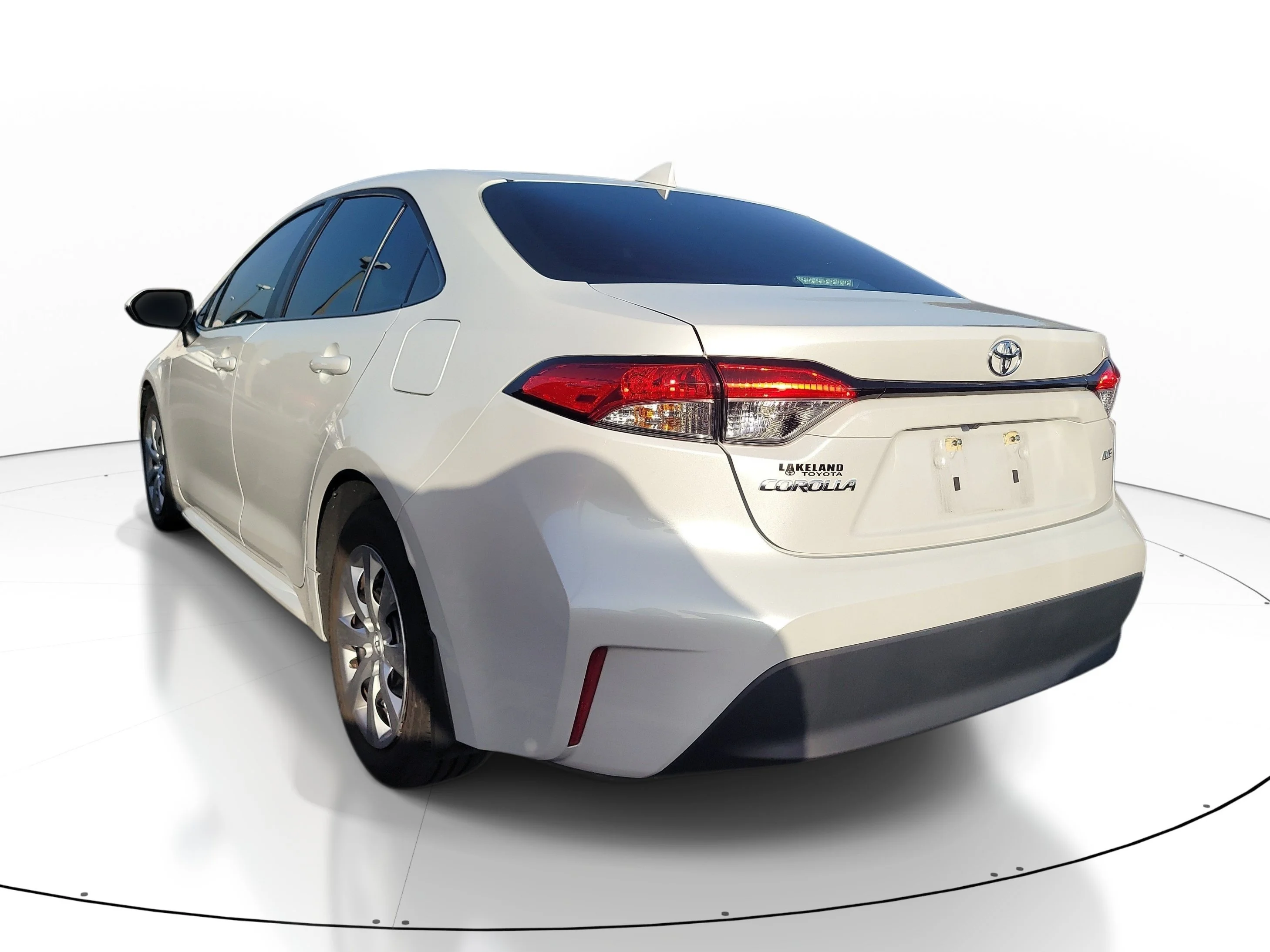 Used 2025 Pearl Toyota LE image 4