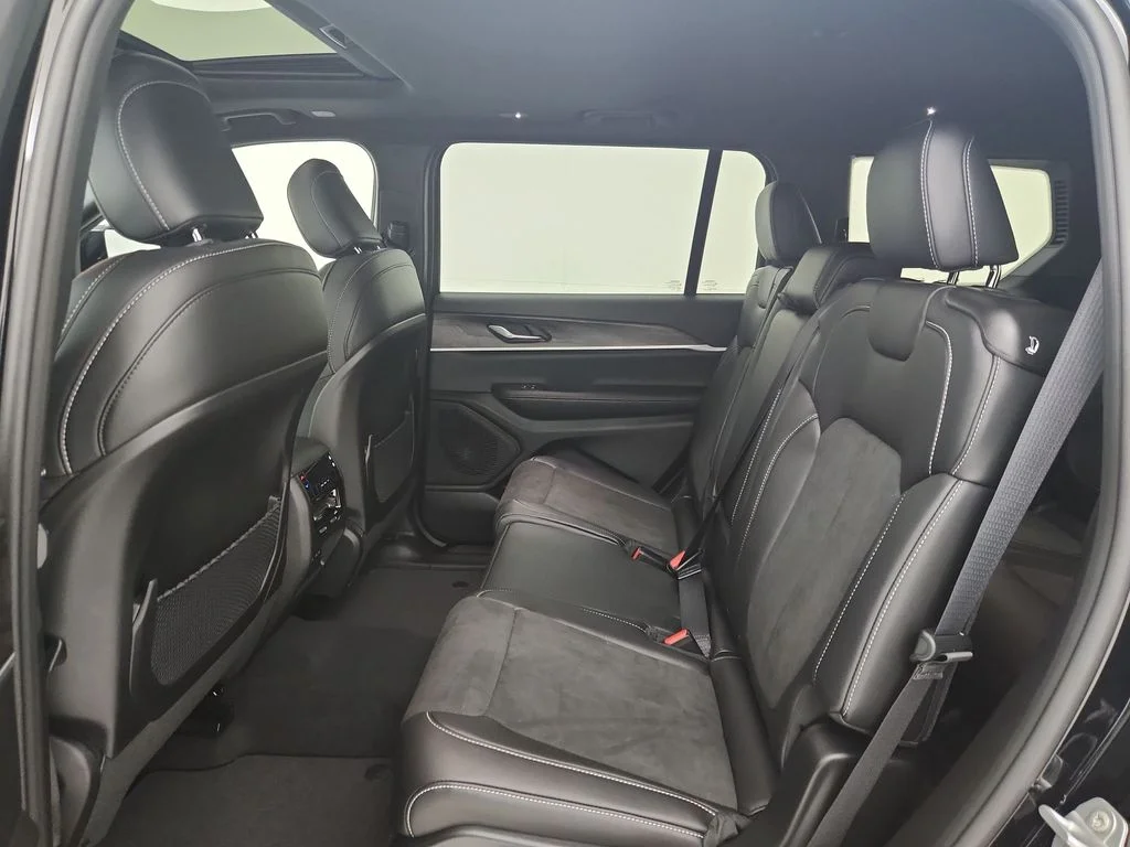 New 2026 Diamond Black Crystal Pearlcoat Jeep Altitude image 30