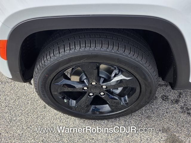 New 2026 Diamond Black Crystal Pearl-Coat Exterior Paint Jeep Laredo image 17