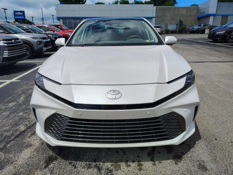 Used 2025 Off-white Toyota XLE image 2