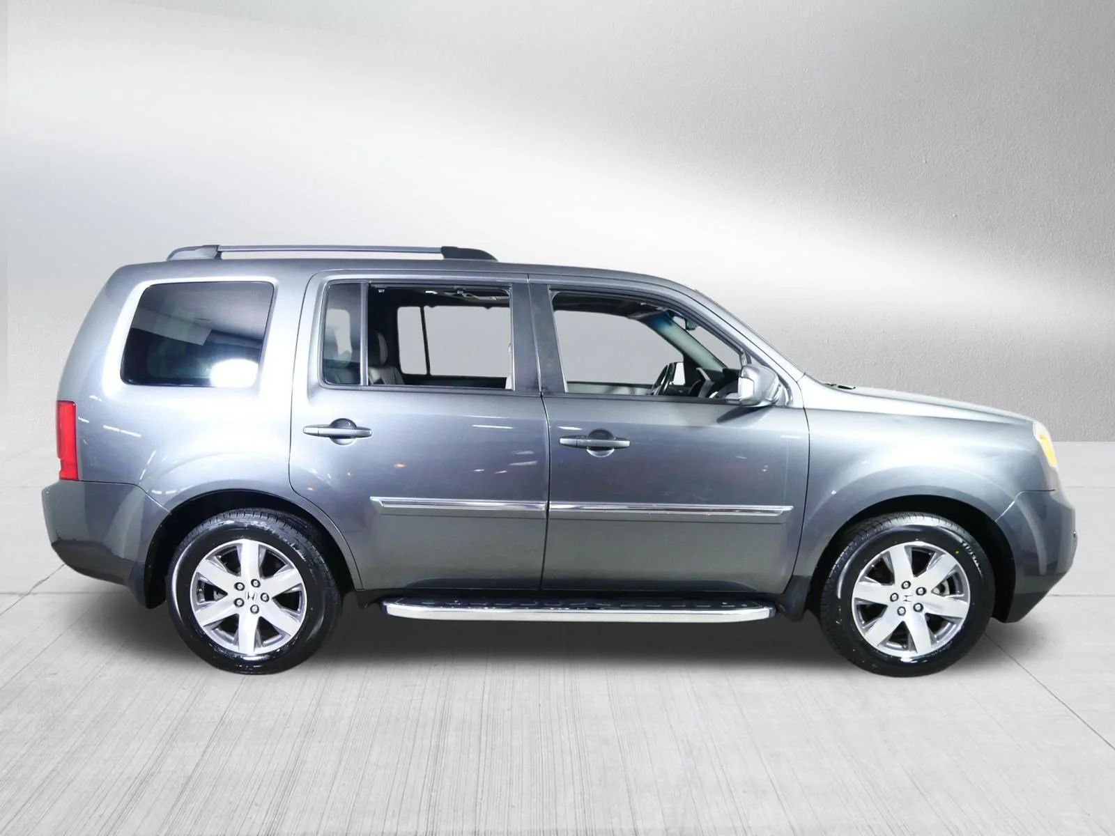 Used 2013 Polished Metal Metallic Honda Touring image 8
