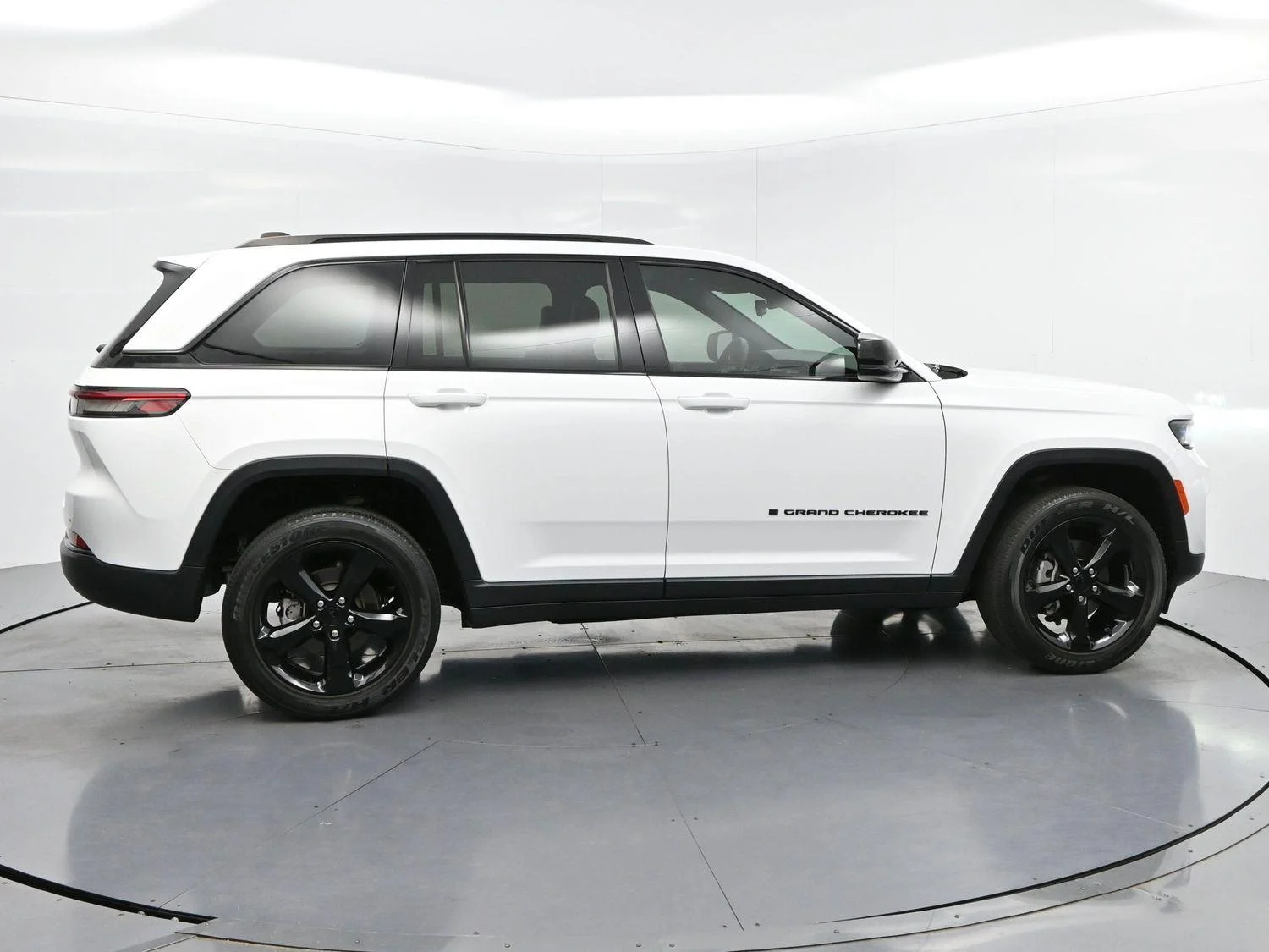 Used 2023 White Jeep Altitude image 8