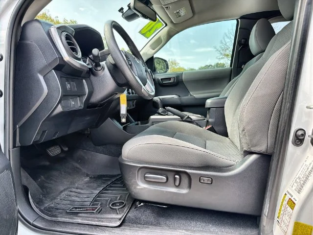 Used 2020 White Toyota SR5 image 12