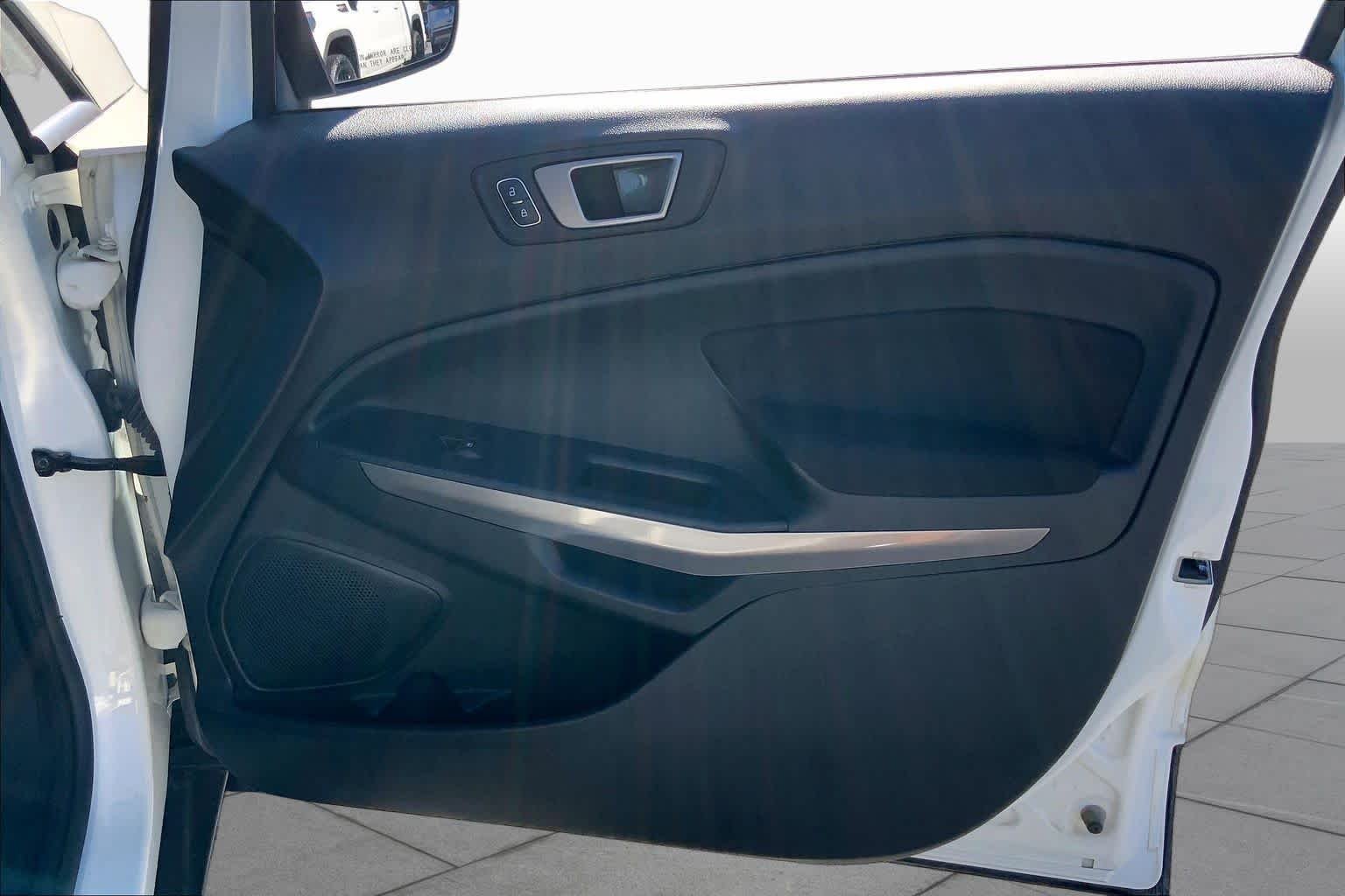 Used 2022 Diamond White Ford SE image 22