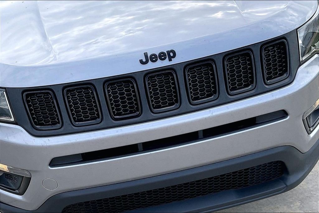 Used 2019 Silver Jeep Latitude image 29