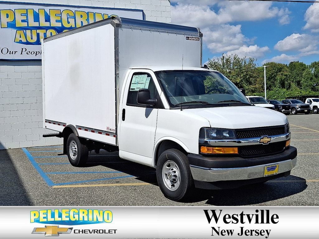 Summit White 2025 Chevrolet Express Chassis 3500 Cutaway 139 Van Rear-Wheel Drive Automatic