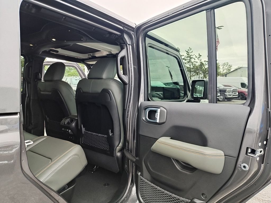 New 2026 Granite Crystal Metallic Clear-Coat Exterior Paint Jeep Mojave X image 34
