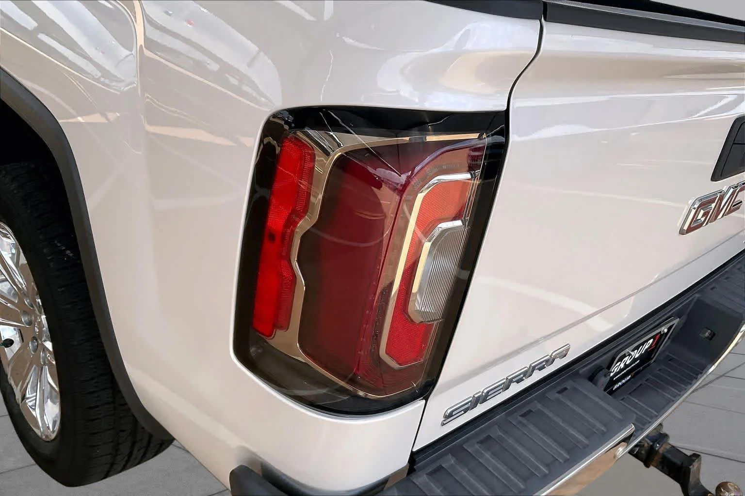 Used 2018 White Frost Tricoat GMC SLT image 27