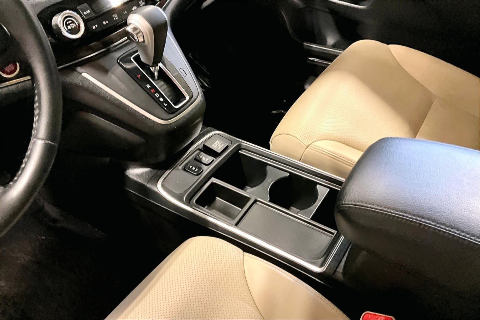 Used 2016 Alabaster Silver Metallic Honda Touring image 16