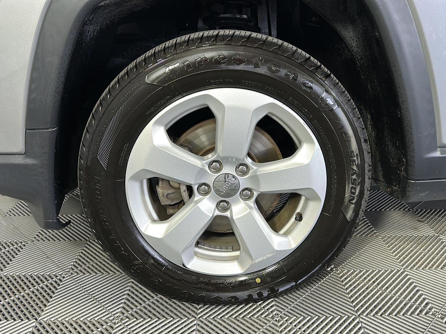 Used 2021 Billet Silver Metallic Clearcoat Jeep Latitude image 7