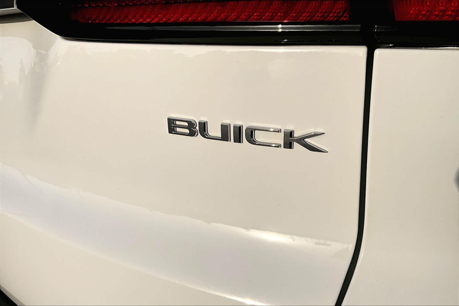 Used 2025 Summit White Buick Preferred image 10