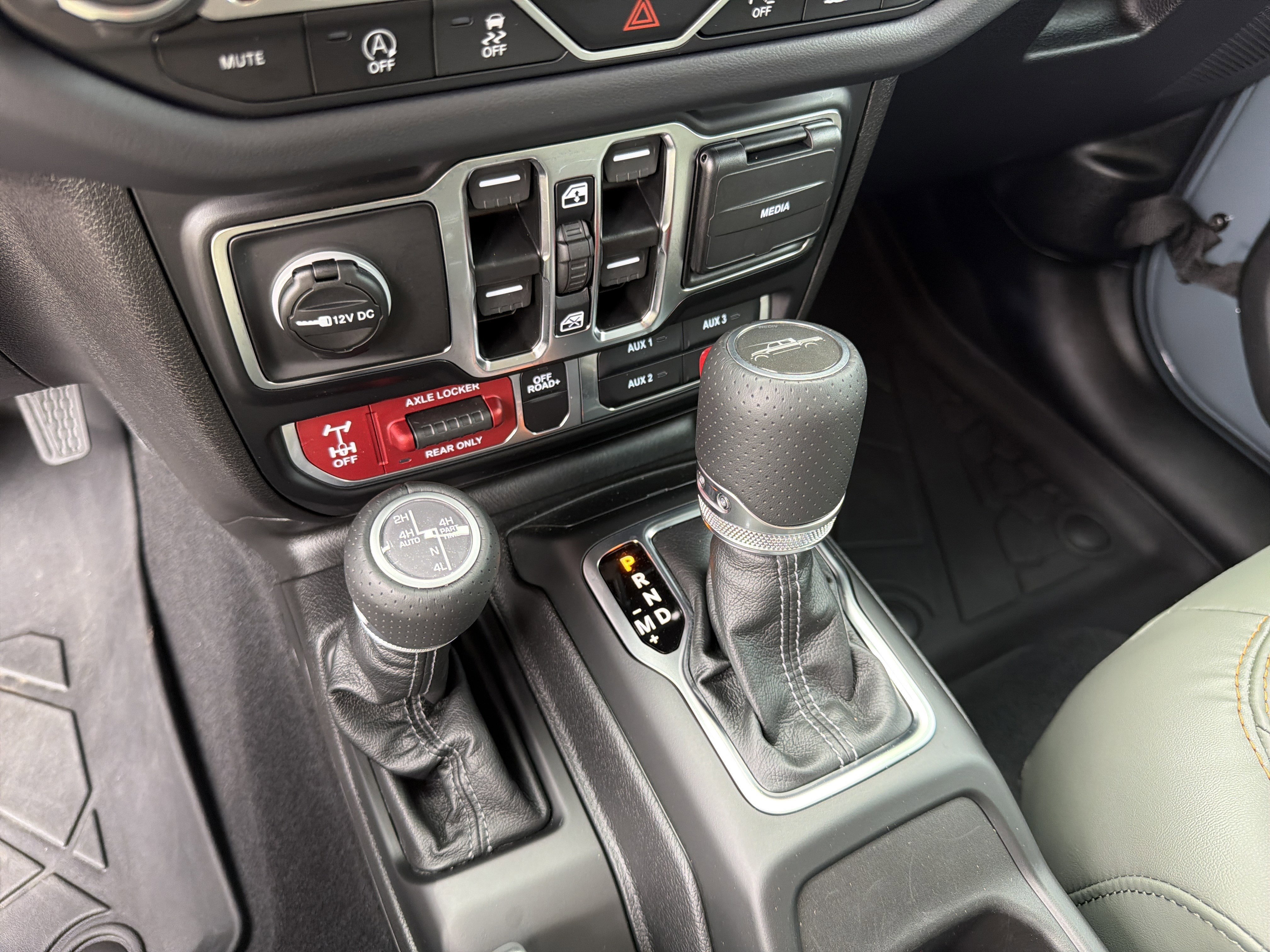 Used 2025 Anvil Clearcoat Jeep Mojave image 9