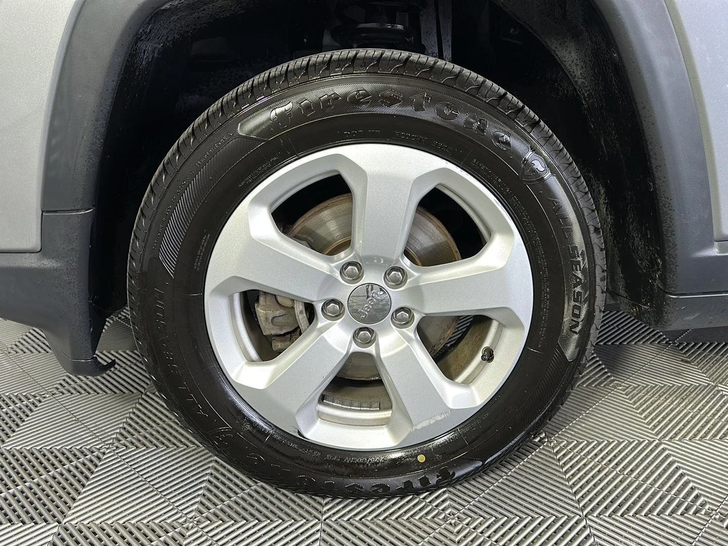 Used 2021 Billet Silver Metallic Clearcoat Jeep Latitude image 7