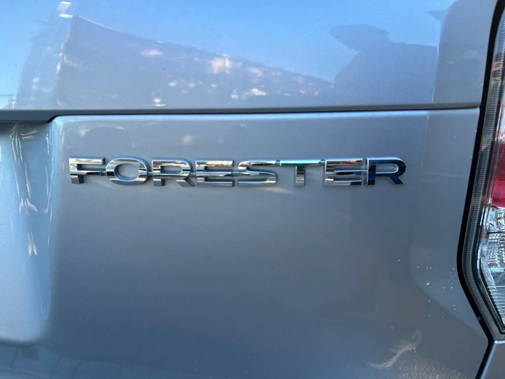 Used 2018 Silver Subaru 2.5i Premium image 7