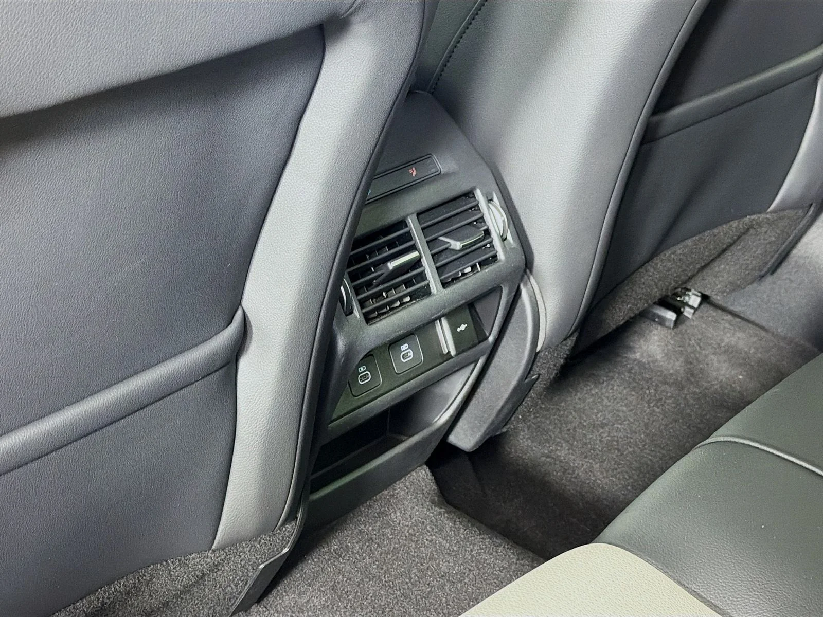 Used 2025 Carpathian Gray Premium Metallic Land Rover SE image 28
