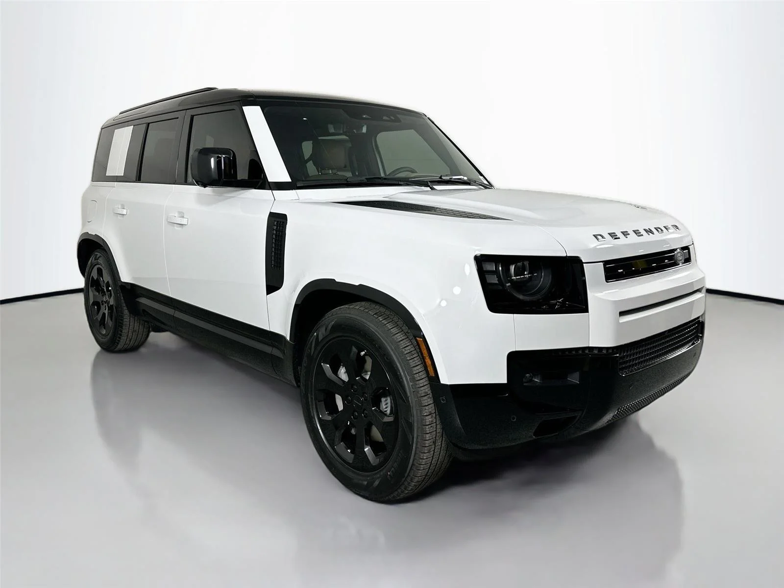 Used 2026 Fuji White Land Rover X-Dynamic SE image 3