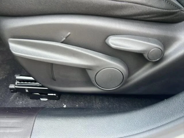 New 2026 Bright White Clearcoat Jeep Latitude image 11