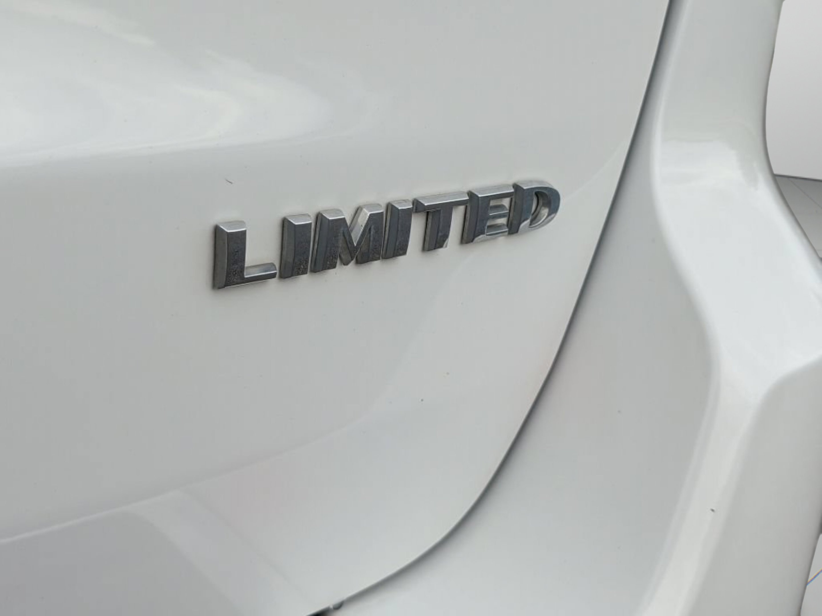 Used 2015 Bright White Clearcoat Jeep Limited image 16
