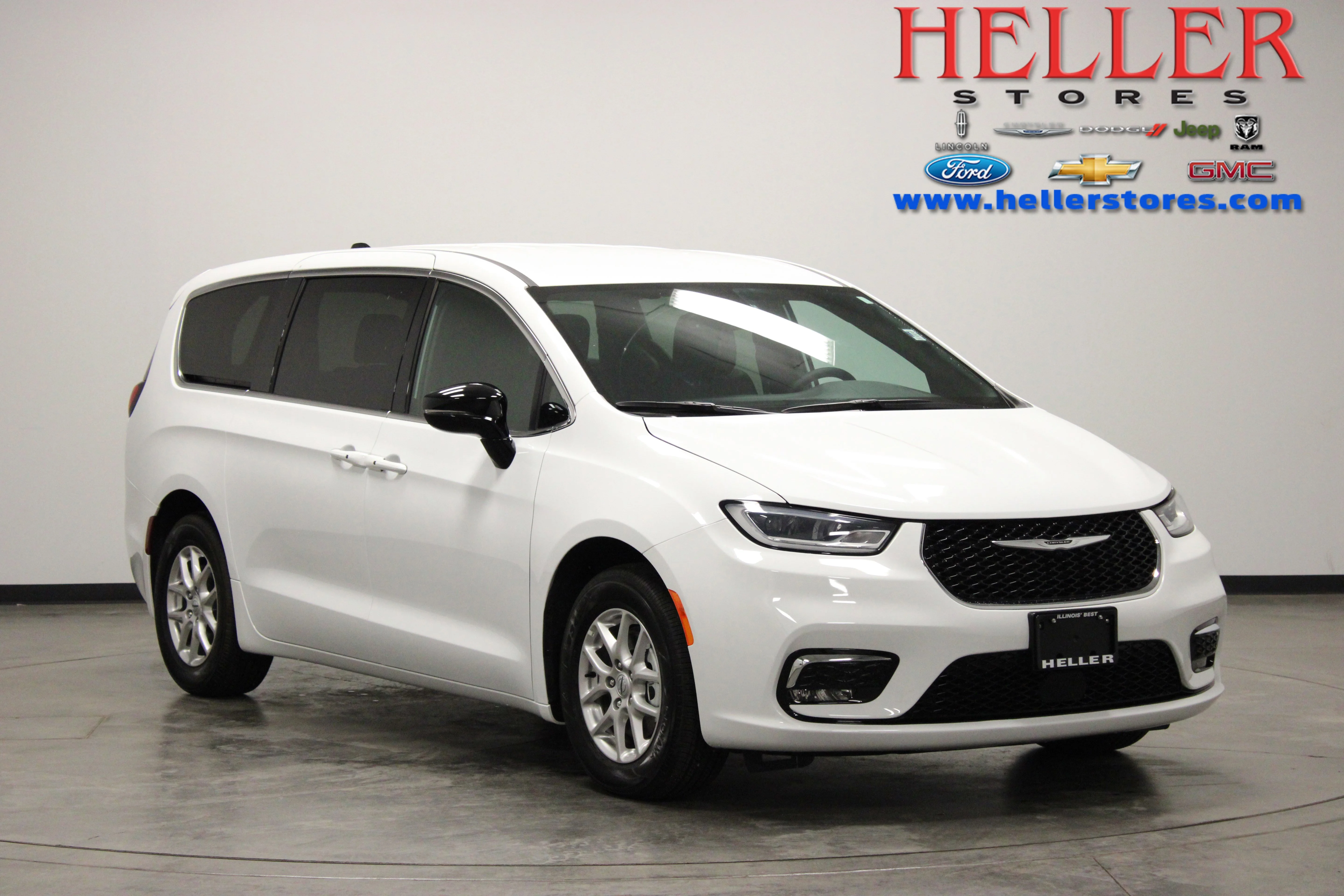 2025 Chrysler Pacifica Select's photo