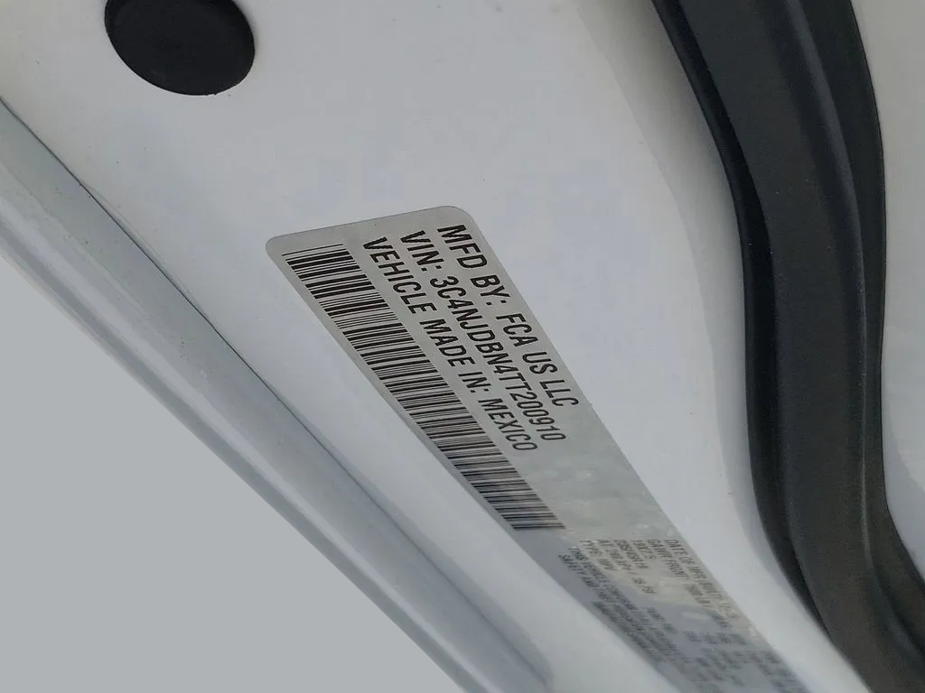 New 2026 Bright White Clear-Coat Exterior Paint Jeep Latitude image 49