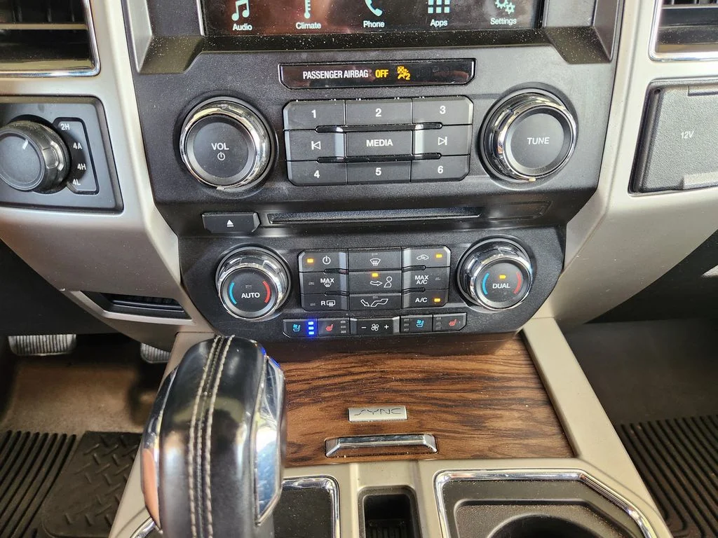 Used 2018 White Platinum Metallic Tri-Coat Ford LARIAT image 20