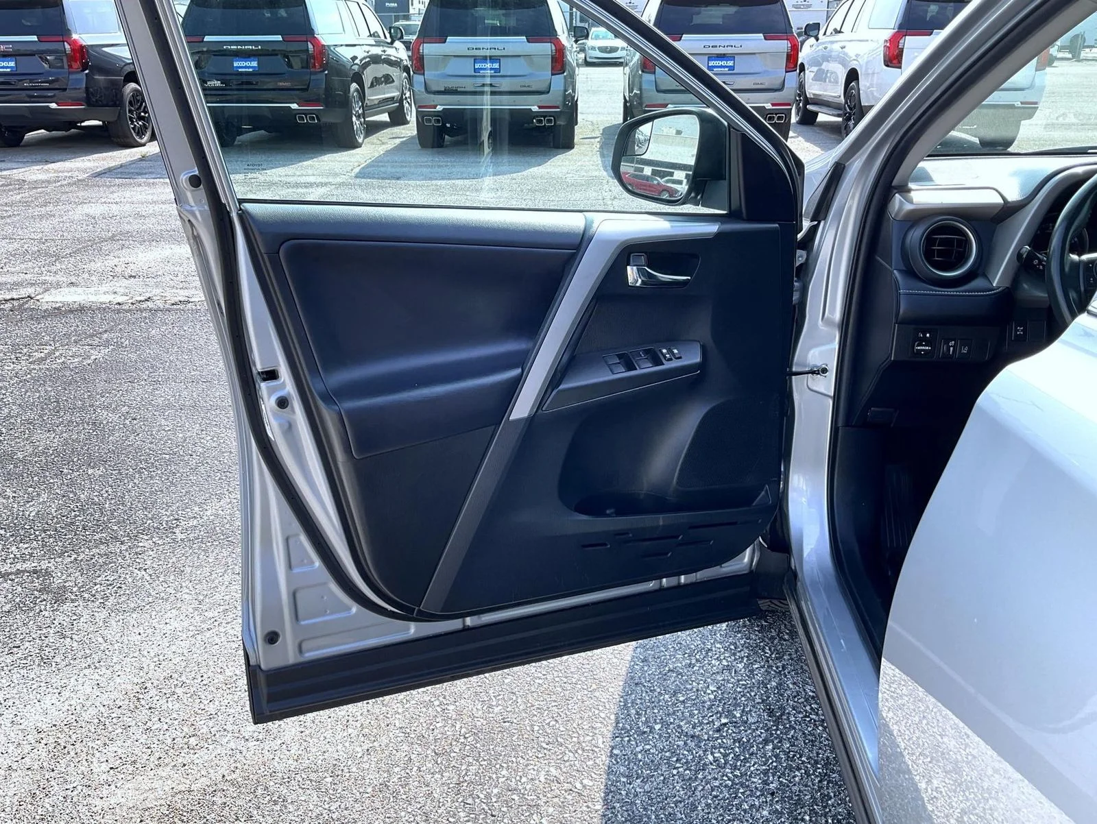 Used 2018 Silver Toyota XLE image 9