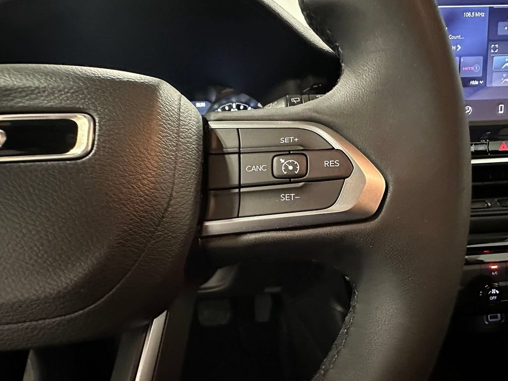 Used 2023  Jeep Altitude image 36