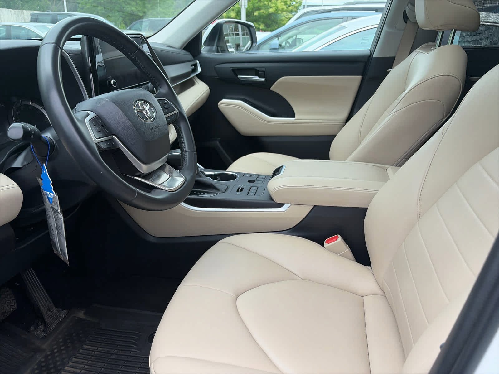 Used 2023 Wind Chill Pearl Toyota XLE image 4