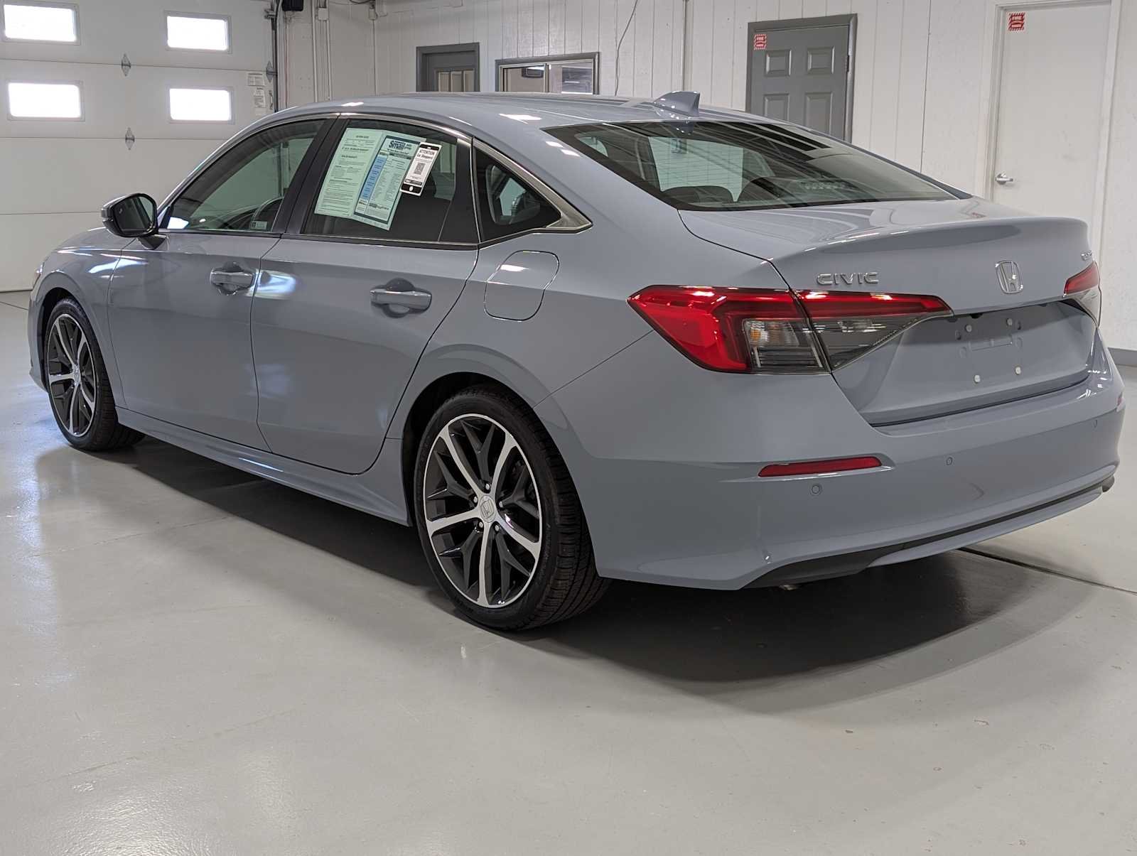 Used 2024 Sonic Gray Pearl Honda Touring image 10