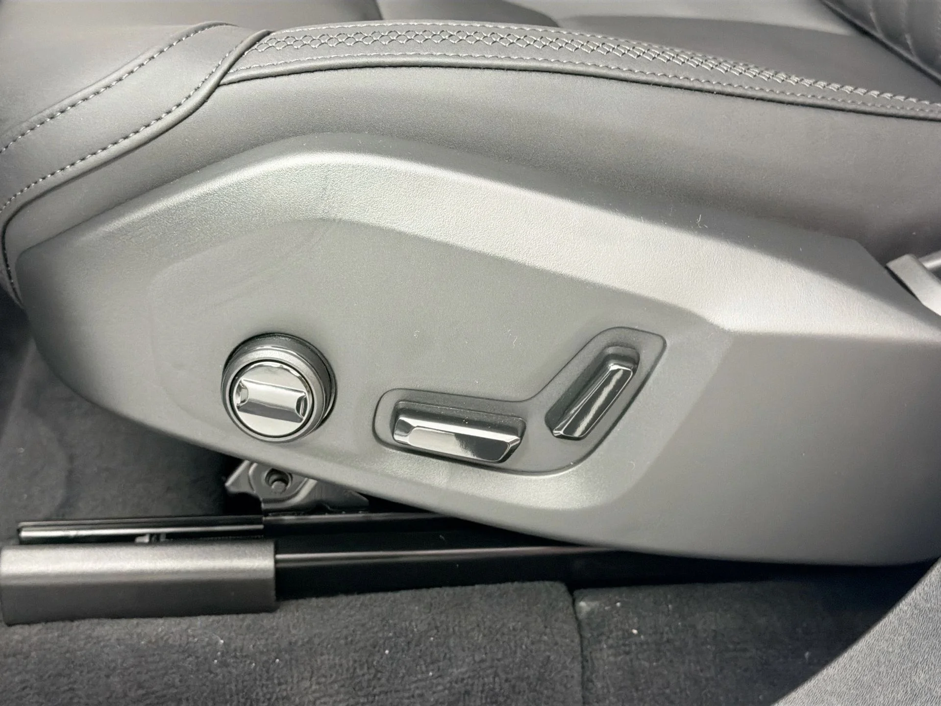 New 2026 Crystal White Volvo Plus image 19