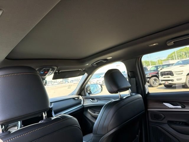 New 2026 Bright White Clear-Coat Exterior Paint Jeep  image 9