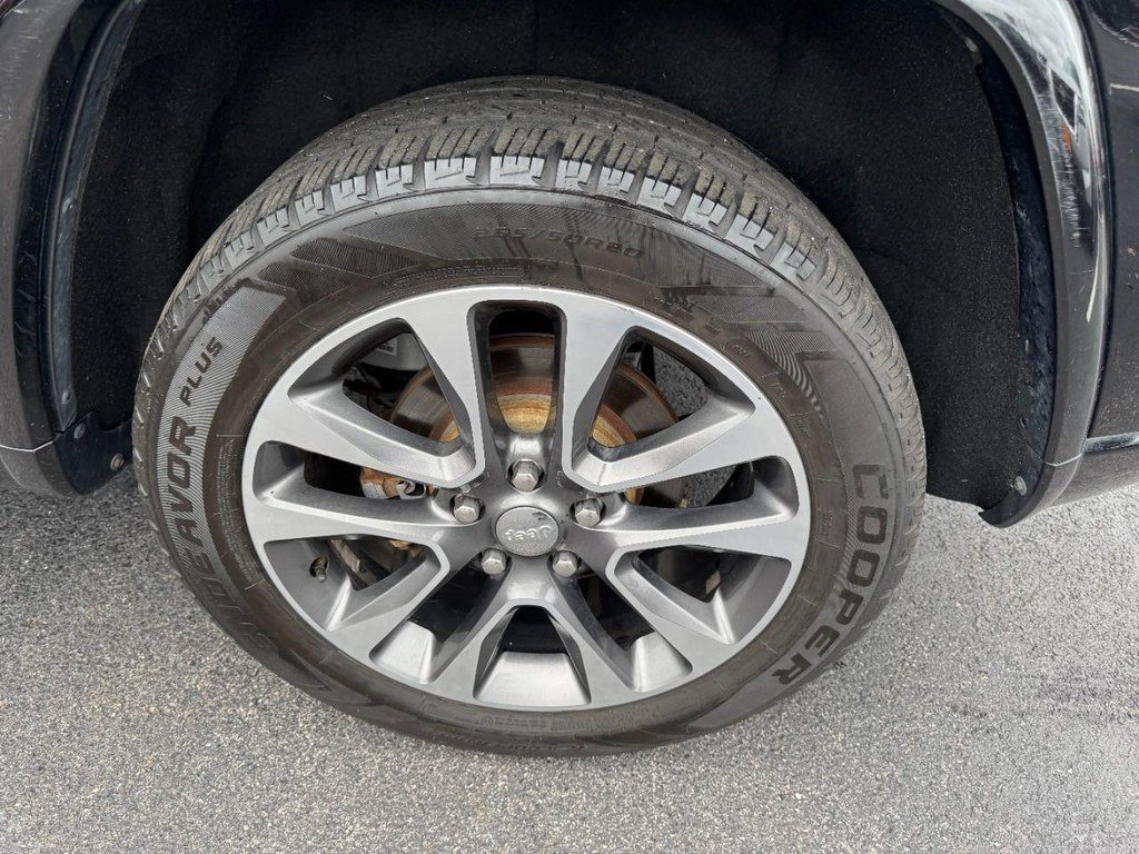 Used 2018 Diamond Black Crystal Pearlcoat Jeep Overland image 7