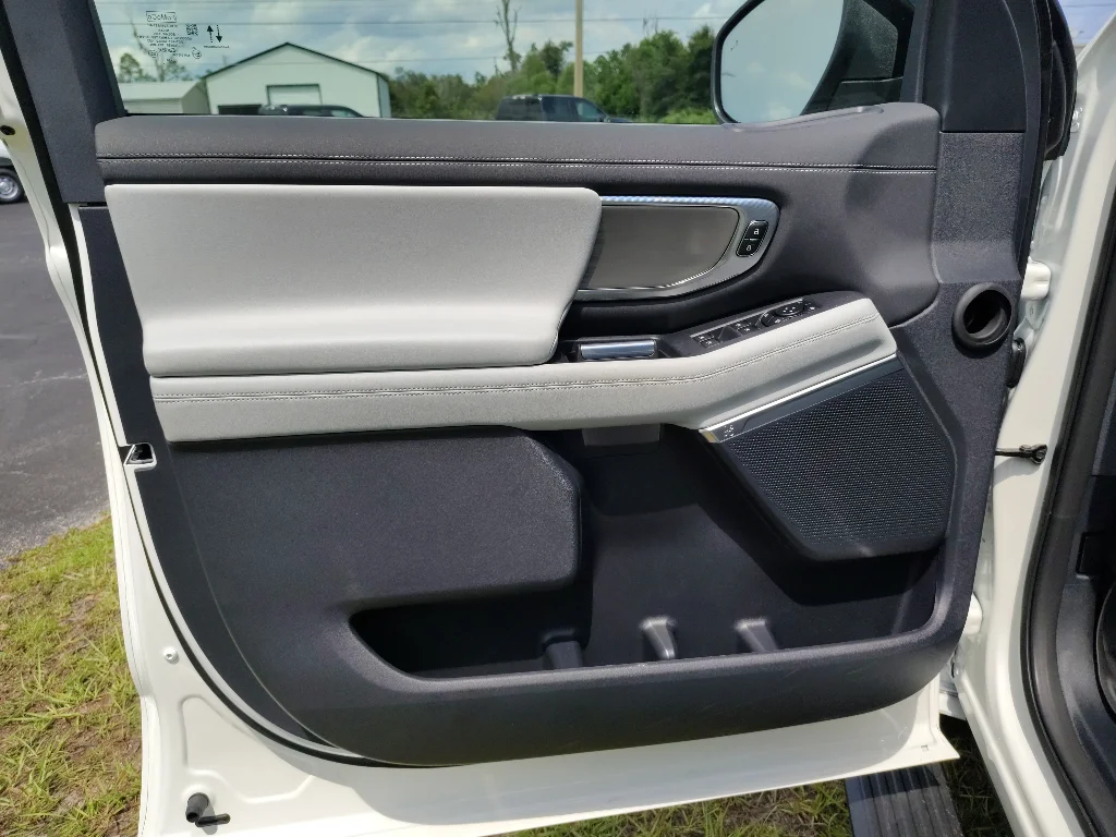 New 2027 Star White Metallic Tri-Coat Ford MAX Platinum image 19