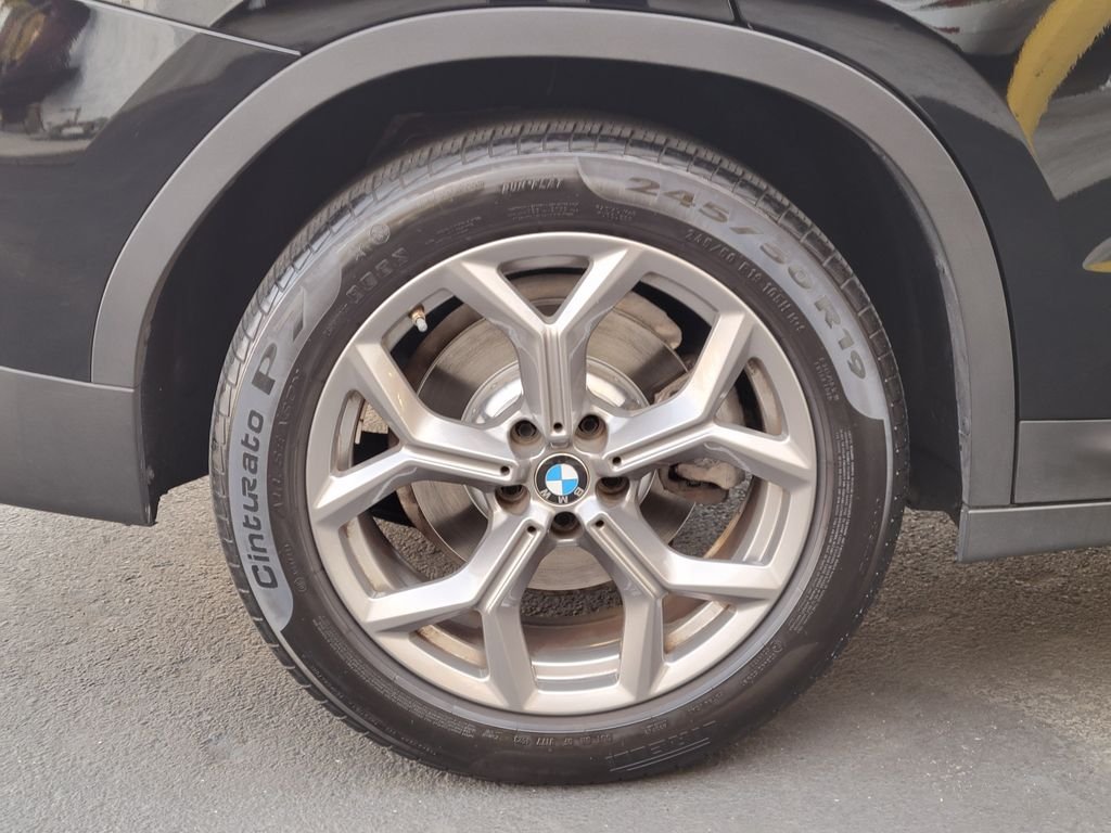 Used 2024 Jet Black BMW sDrive30i image 5