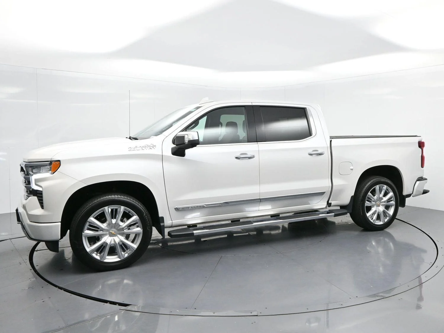 Used 2024 Iridescent Pearl Tricoat Chevrolet High Country image 4