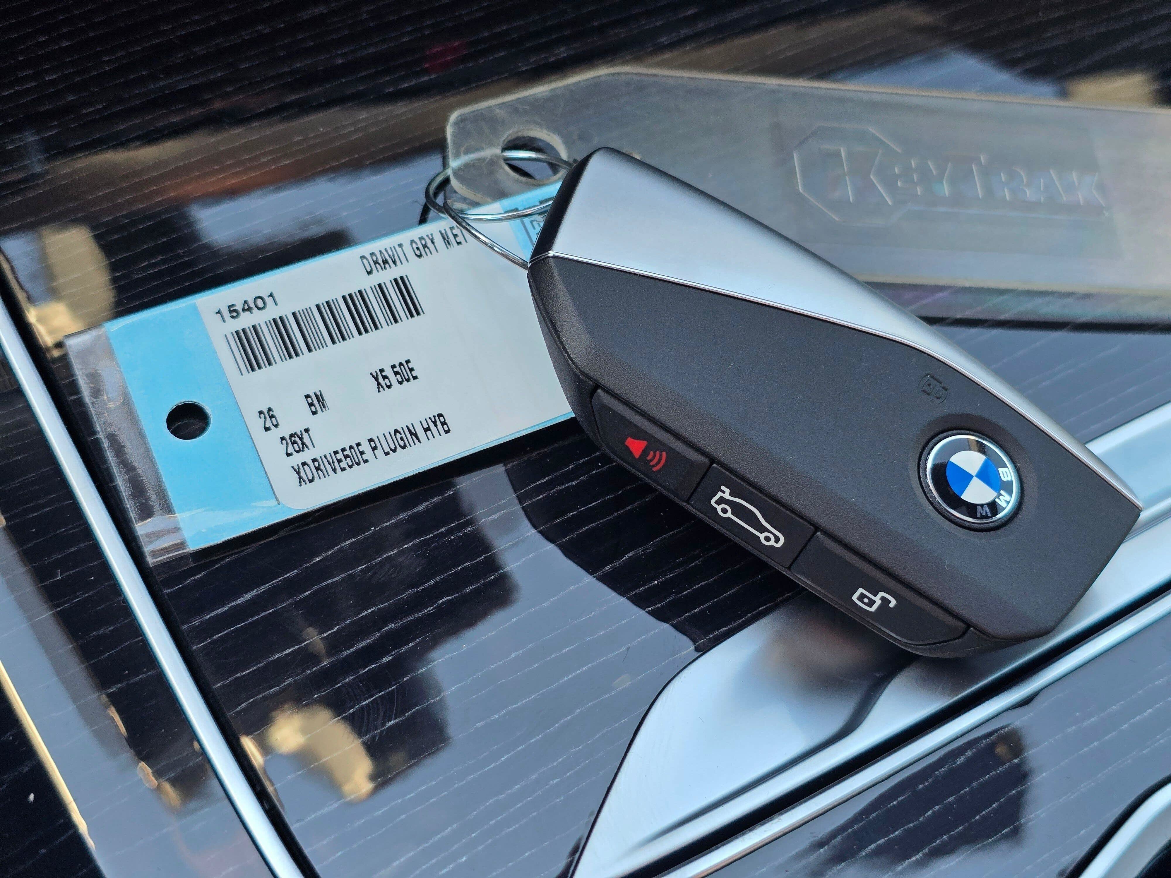 New 2026 Dravit Grey Metallic BMW xDrive50e image 31