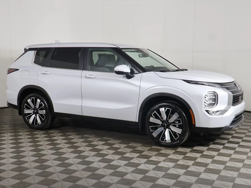 New 2026 White Mitsubishi SE image 16